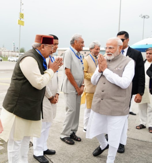धराली आपदा पीड़ितों से मिले पीएम मोदी, हरसंभव मदद का दिया भरोसा